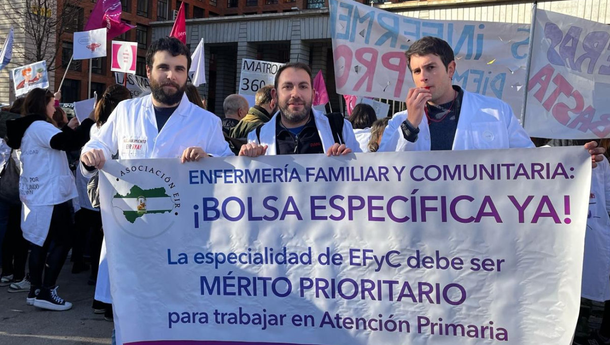 El presidente de AEIR, Guillermo Vera (Izq.), junto a sus compañeros reivindicando la especialidad de Enfermería Familiar y Comunitaria. (Foto. CS)