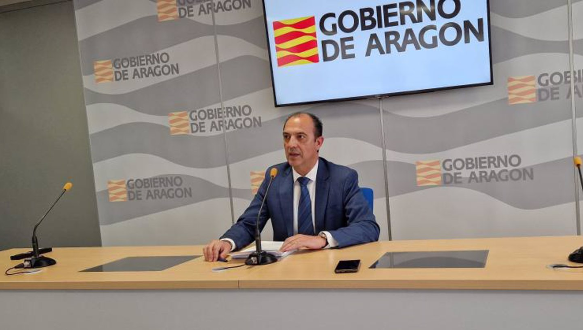 El consejero de Sanidad de Aragón, Jose Luis Bancalero, atiende a los medios. (EP)