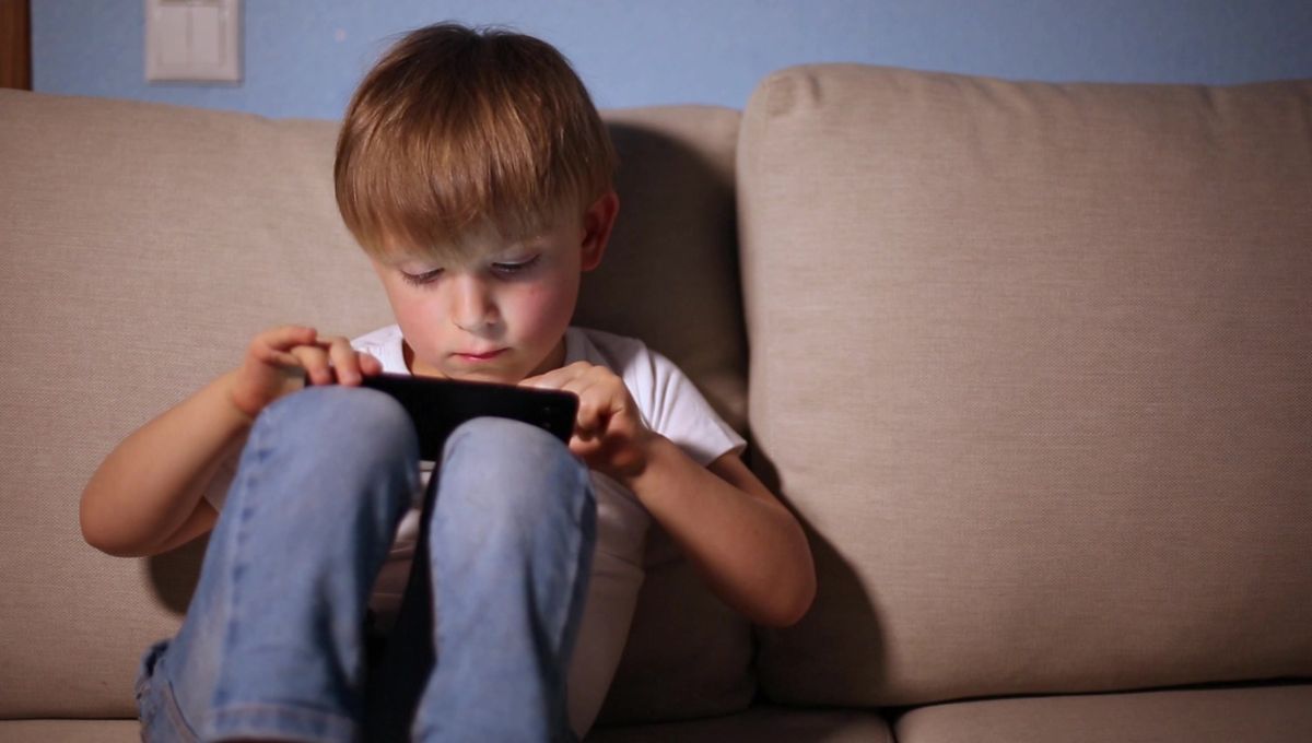 Niño con uso abusivo de pantallas (Foto. Canva)