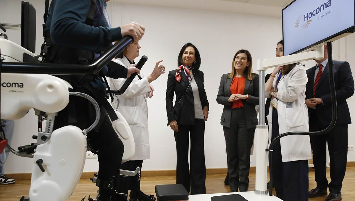 La presidenta de Cantabria, María José Sáenz de Buruaga, y la presidenta del Banco Santander, Ana Botín, visitan el exoesqueleto
