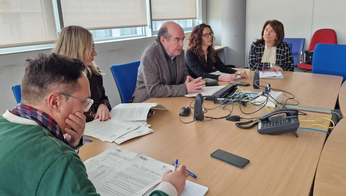 El director de Planificación, Ramón Boria, en el centro, con la coordinadora de trasplantes, Raquel Montoiro, a su derecha, en un momento de la reunión. (Foto: Gobierno de Aragón)