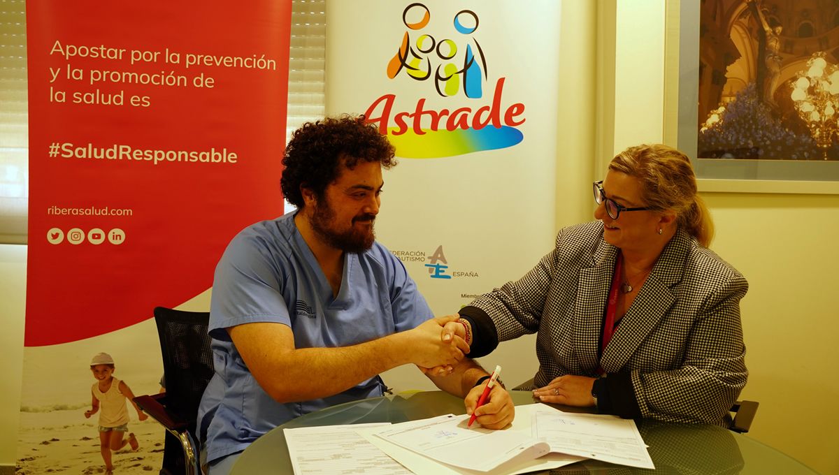 Enrique Aguilar, técnico de farmacia y asociado de ASTRADE firmando el contrato (Foto. Ribera)