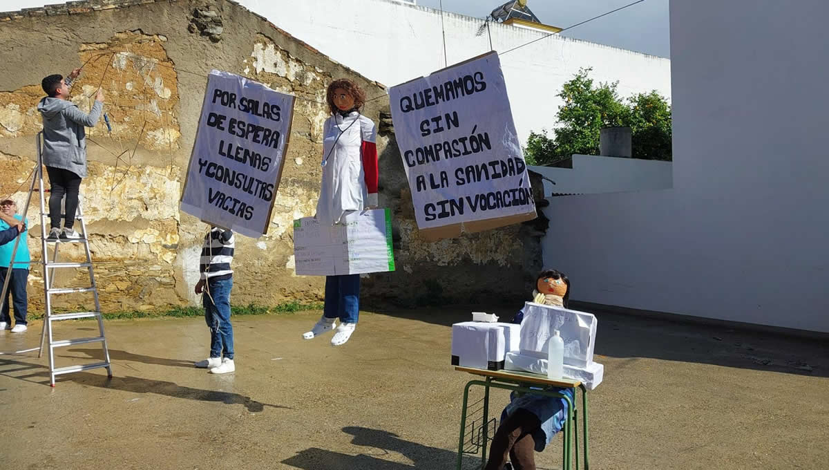 Maniquíes sanitarios, en la 'Quema del Judas' de Aznalcóllar (Fuente: Sindicato Medico Sevilla)