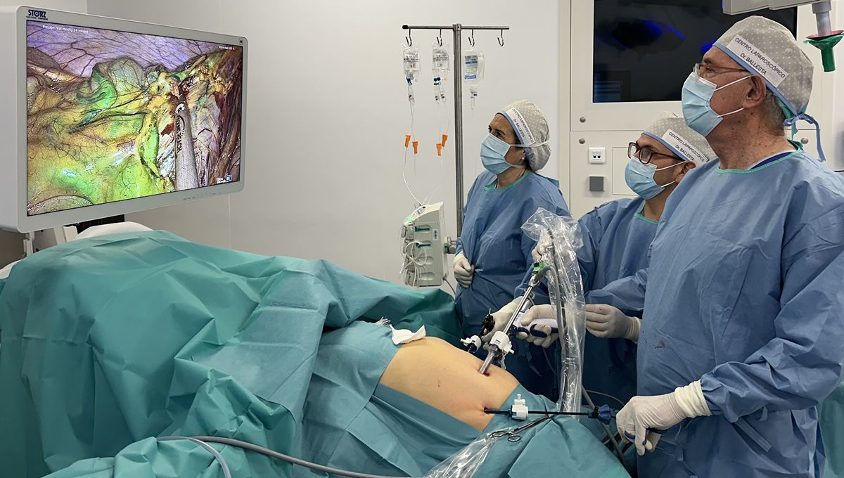 Dr. Ballesta y su equipo realizan una cirugía laparoscópica con rayos infrarrojos (Foto. TEKNON)