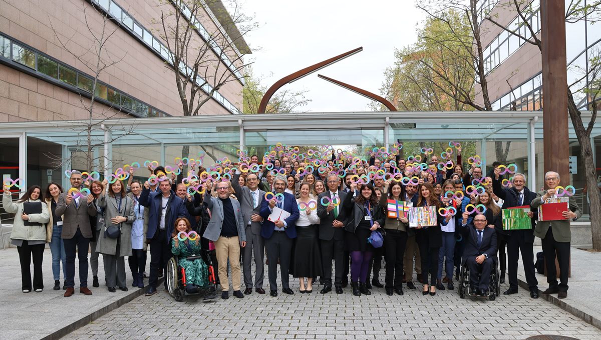 Foto de grupo con motivo del Día Mundial de Concienciación sobre el Austismo. (Foto: Comunidad de Madrid)