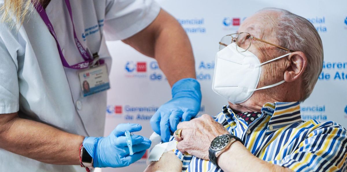 Vacunación de una persona mayor (Foto. Comunidad de Madrid)