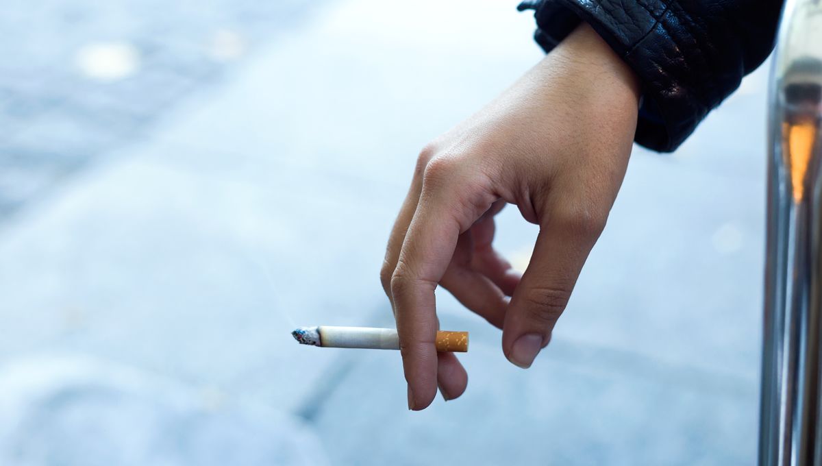 Persona fumando al lado de un fumador pasivo. (Foto: Freepik)