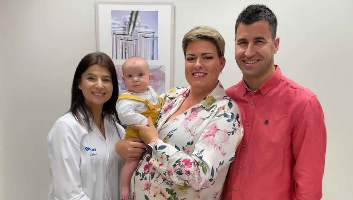 El pequeño Oliver con su familia, junto con la doctora Pilar Cabrera, que asistió la cesárea de Marta (Foto. Vithas)
