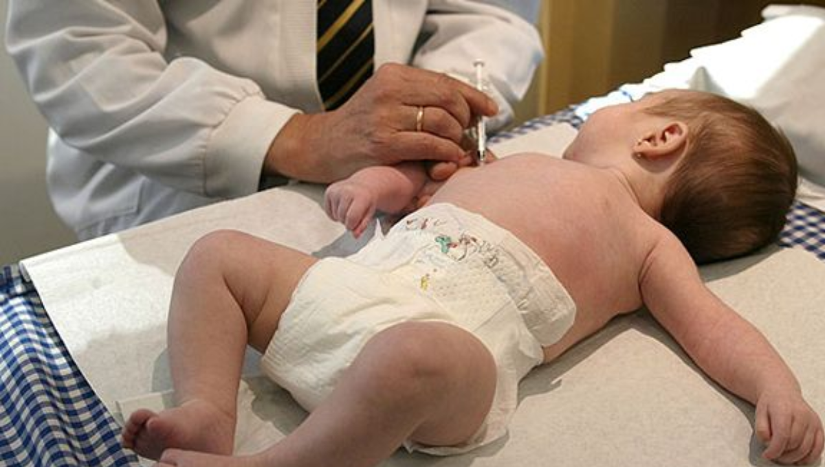 Bebé siendo vacunado. (EP)