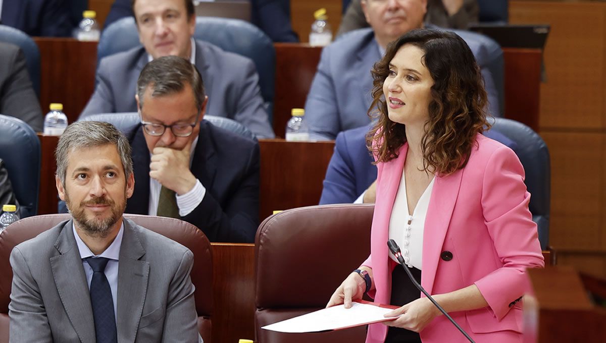 Isabel Díaz Ayuso en la Asamblea de Madrid junto al portavoz del Gobierno de la CAM (Foto: CAM)