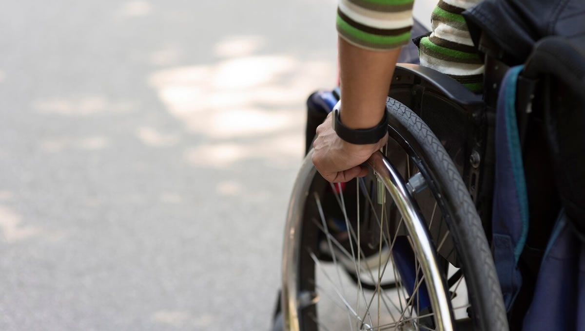 Persona en silla de ruedas por la enfermedad de Pompe. (Foto: Freepik)