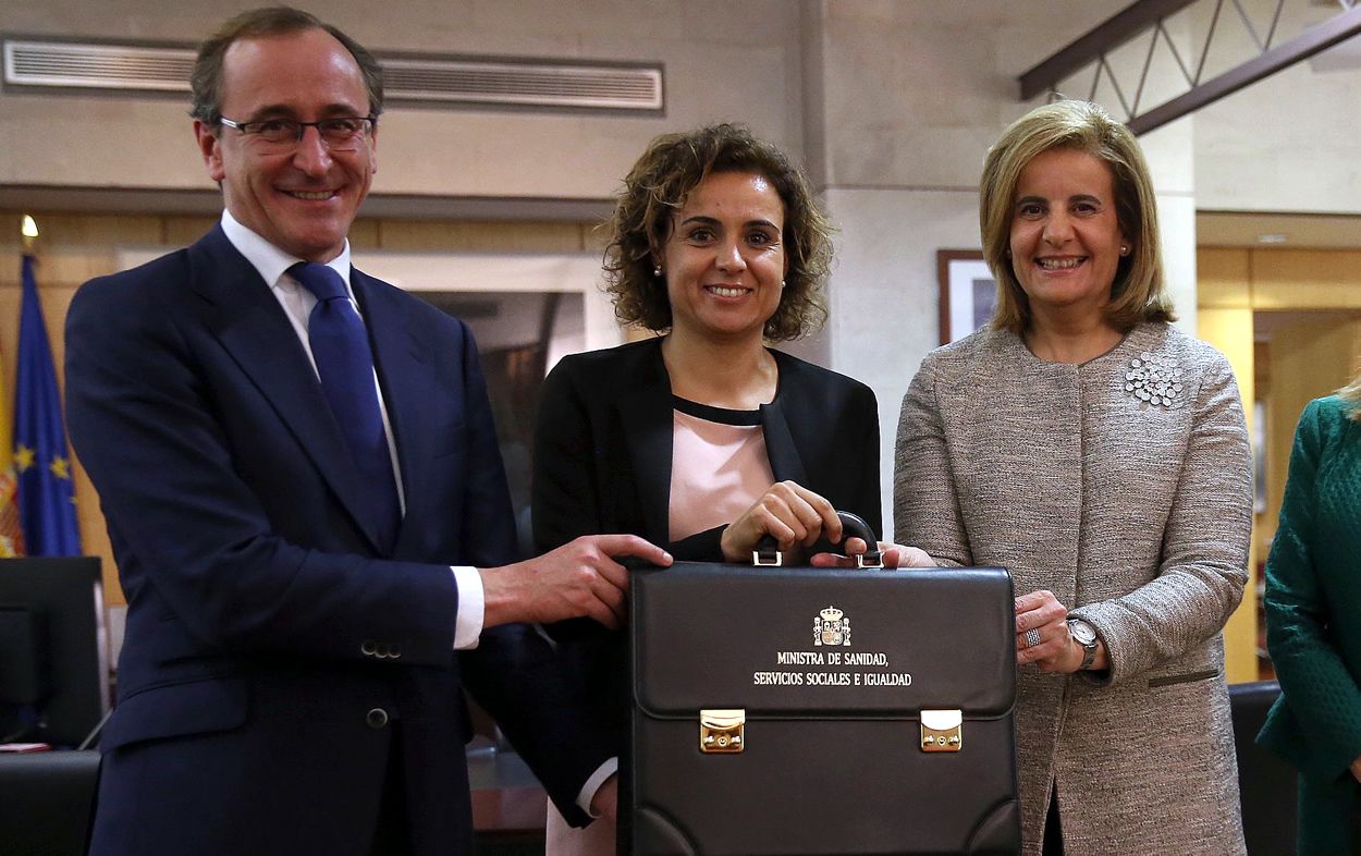 Dolors Montserrat, recibiendo la cartera de Sanidad de Alfonso Alonso y Fátima Báñez, anteriores ministros.