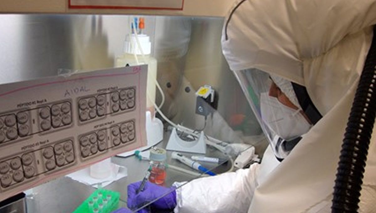 Una investigadora trabaja en el laboratorio de contención biológica del CBM CSIC UAM (Foto: Fundación Jiménez Díaz)