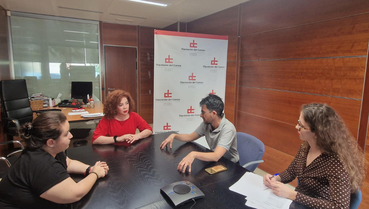 La adjunta en Igualdad de la Diputación del Común, Beatriz Barrera, se reúne con representantes de Transboys y Diversas para analizar la falta de endocrinólogos en el HUC. (DC)