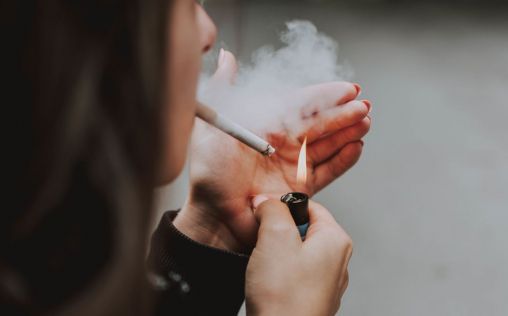 Reino Unido prohibirá la venta de tabaco a nacidos tras 2009, serán la primera generación sin humo