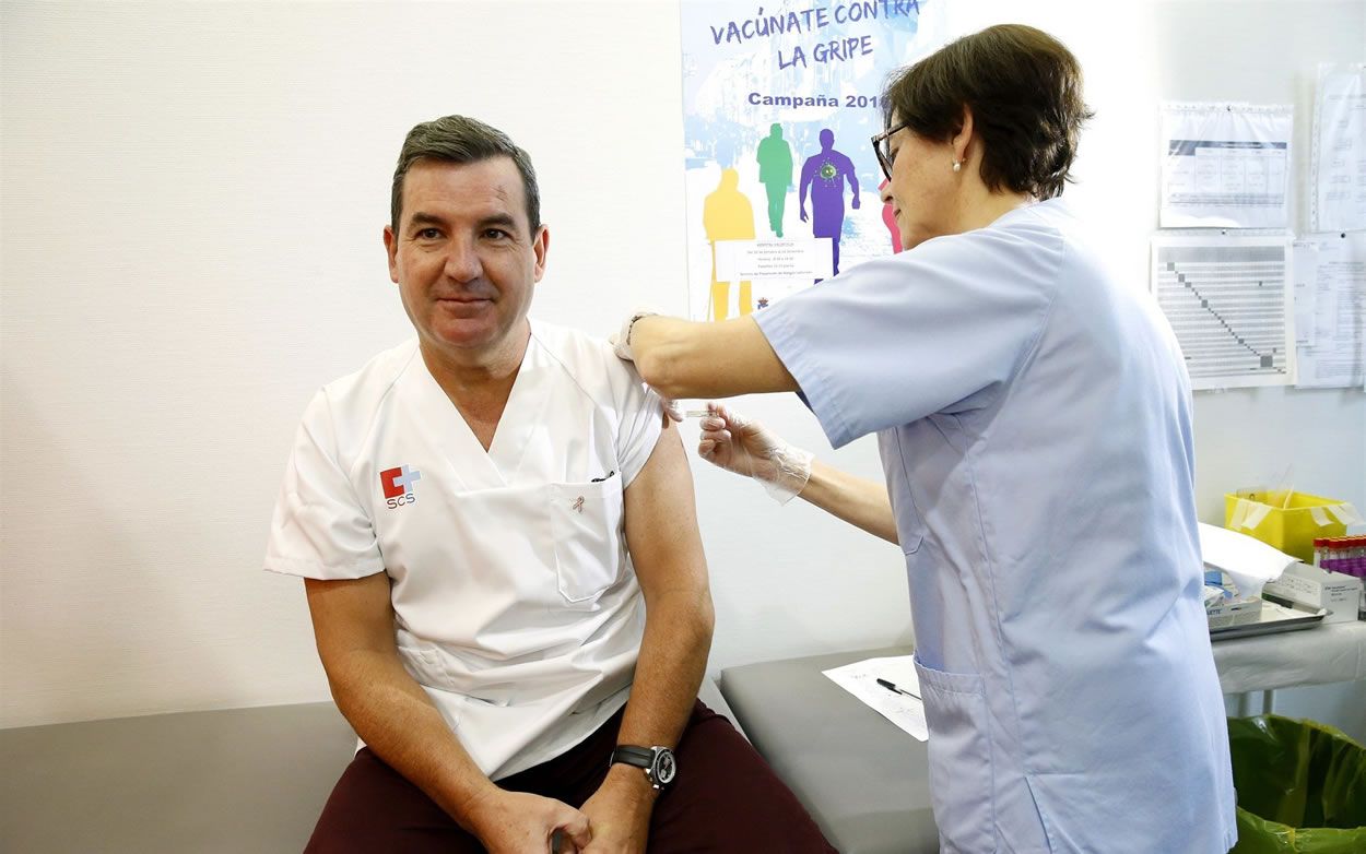 Un profesional sanitario se vacuna contra la gripe en Cantabria durante la campaña del 2016