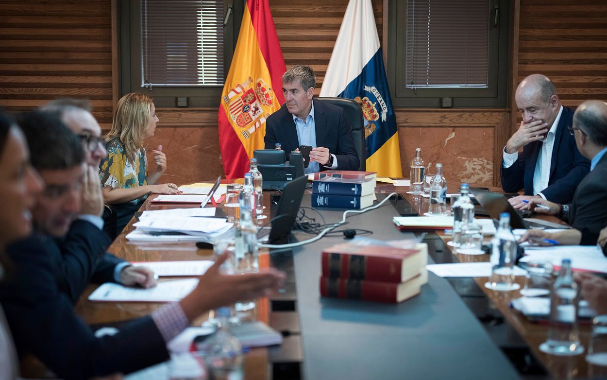 El presidente de Canarias, Fernando Clavijo, preside el Consejo de Gobierno que ha aprobado el proyecto de presupuestos.