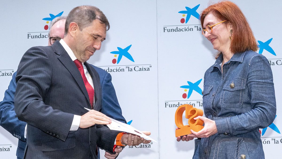 Juan Fernando Muñoz recibe el premio de Ana María Sánchez (foto Óscar Frutos)