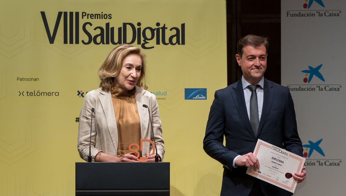 La consejera de Sanidad de La Rioja, María Martín, junto al presidente de la Fundación Rioja Salud, Juan Carlos Oliva, ganadores en la categoría Originalidad Tecnológica