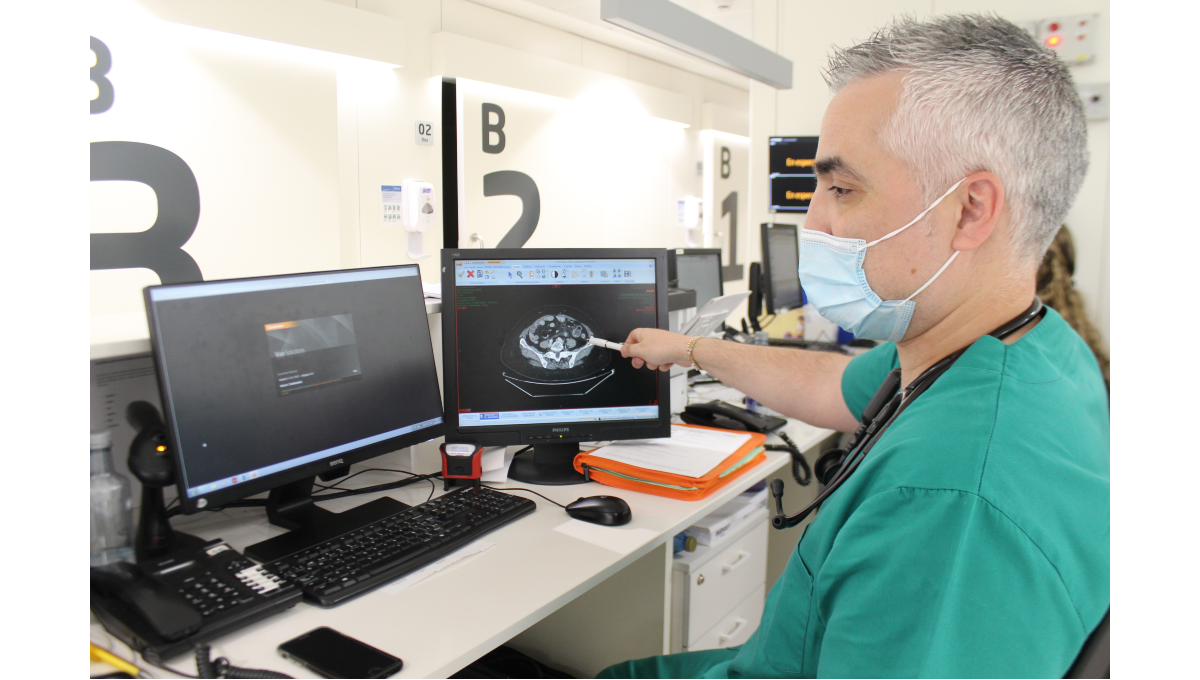 Doctor Borja Conde señala la apendicitis izquierda en Urgencias (Foto: Hospital Vithas Vigo)