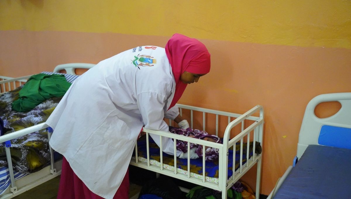 Najma Abdinasir, partera del hospital de Beledweyne que cuida a los niños tras el parto en Somalia. (Foto: Save the Children)