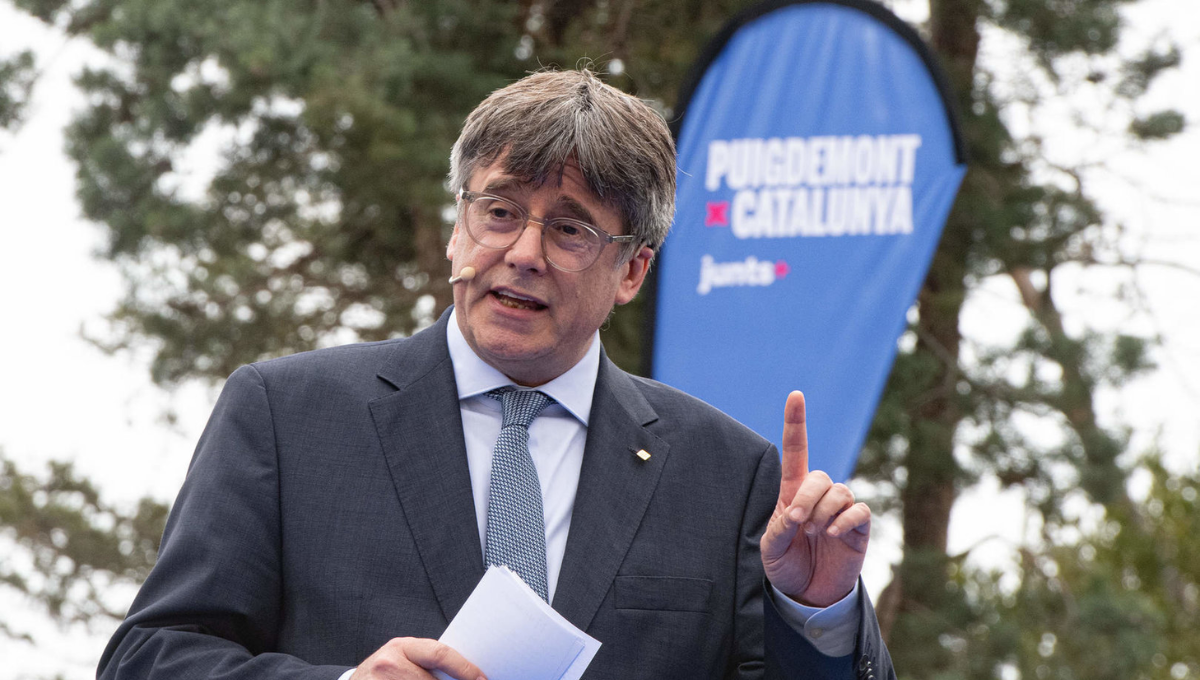 El candidato de Junts a las elecciones catalanas, Carles Puigdemont, interviene durante un acto de Junts+ en Elna, Francia ( Glòria Sánchez / EP)