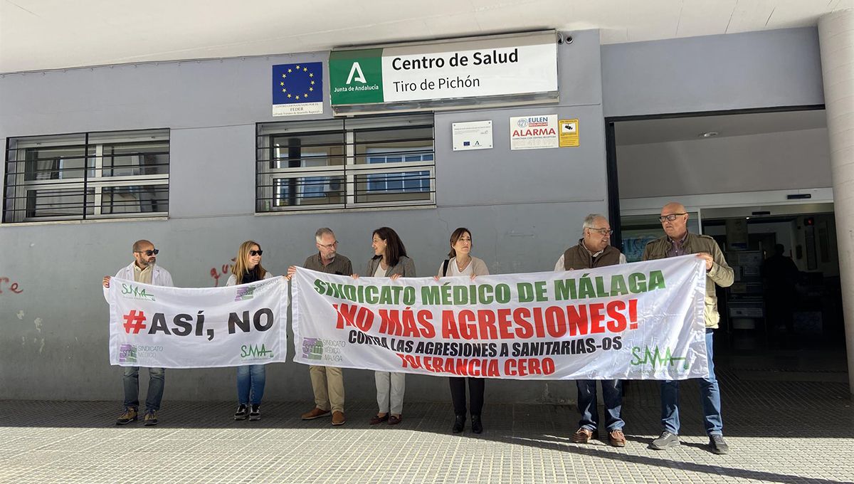 Concentración del SMM por agresiones a médicos en centros de salud de Málaga. (Foto. SMM)