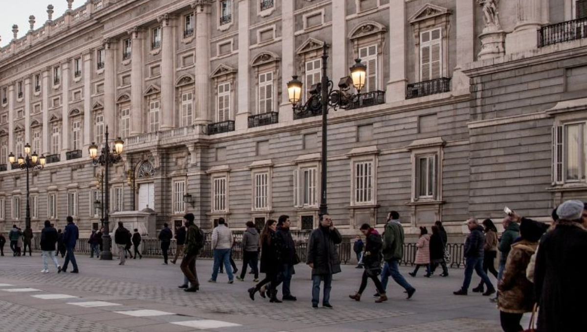 Personas paseando junto al Palacio Real de Madrid. (EP)