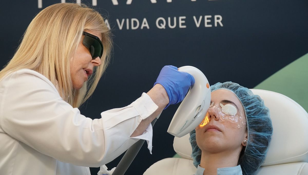 Doctora Iradier aplicando un tratamiento de éstica oculofacial a un paciente (Foto: Miranza)