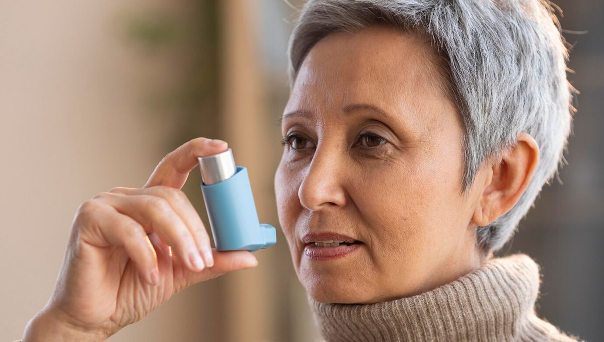 Mujer con asma e inhalador (Foto. Freepik)