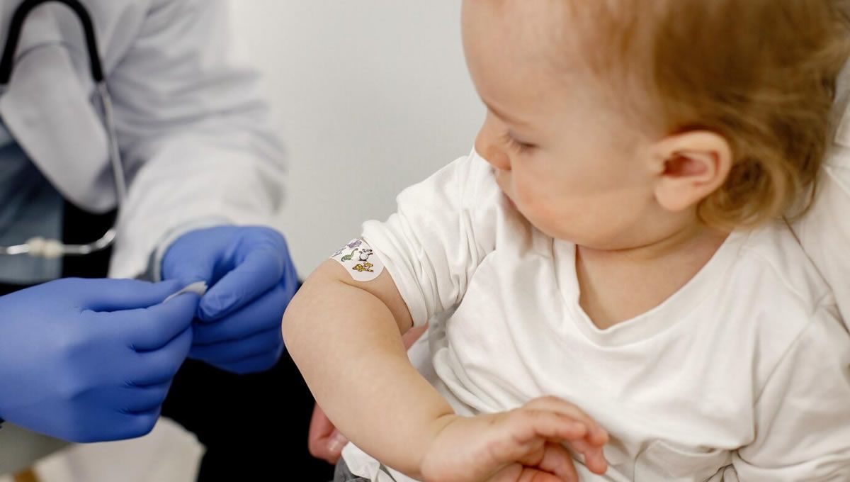 Vacunación frente al neumococo de un niño en Galicia. (Foto: Freepik)