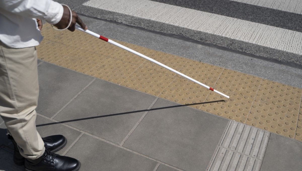 Persona ciega con bastón (Foto. Freepik)