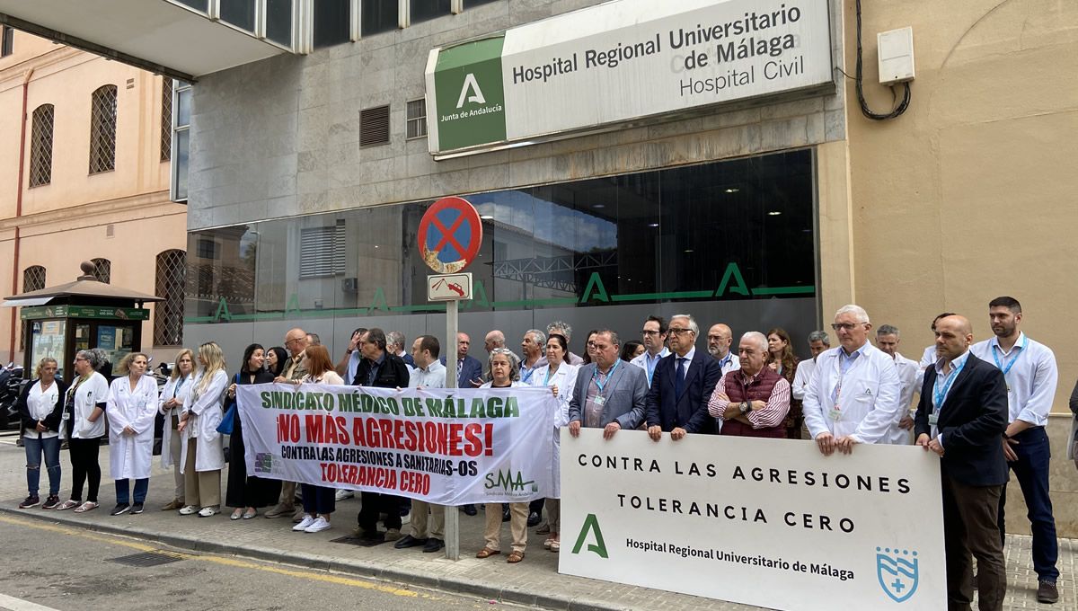 El Sindicato Médico de Málaga reunido contra la agresión de un paciente a una sanitaria. (Foto: Sindicato Médico de Málaga)