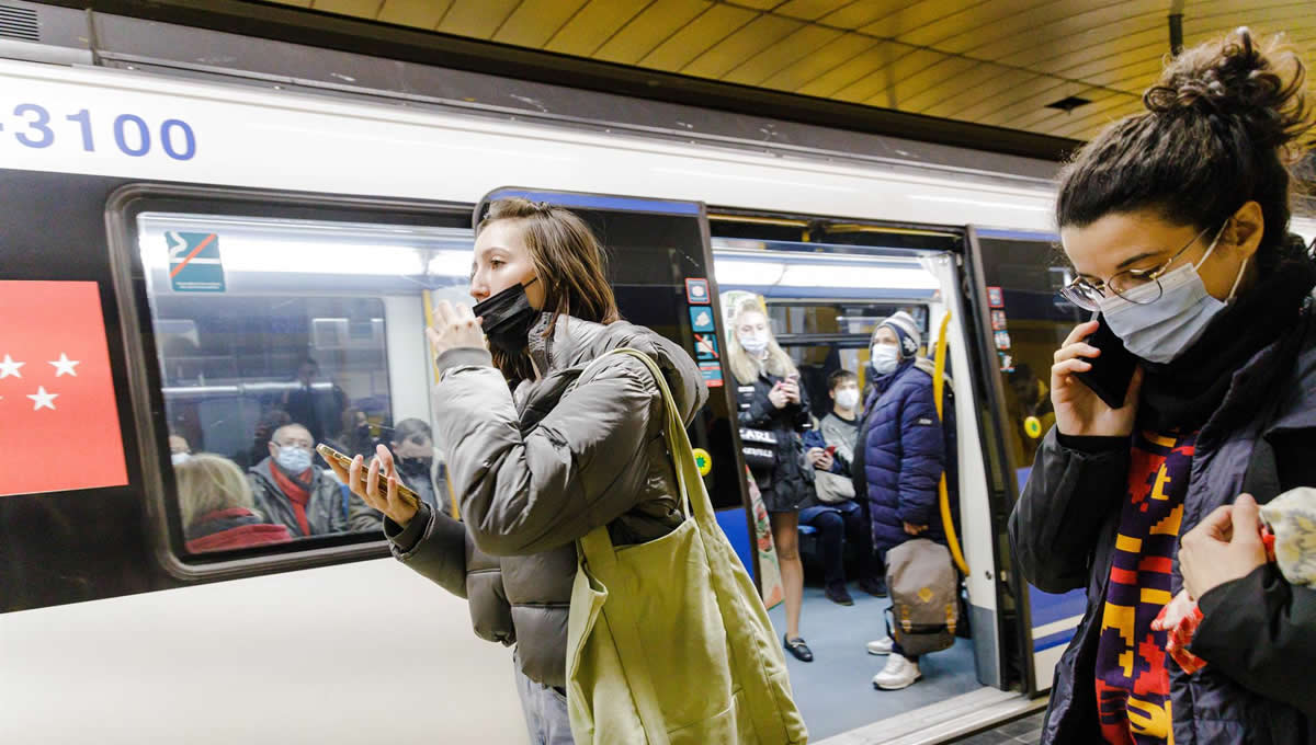 Una mujer se quita la mascarilla tras bajar de un metro en el andén de la estación de Metro de Callao (Foto. Carlos Luján/Europa Press)