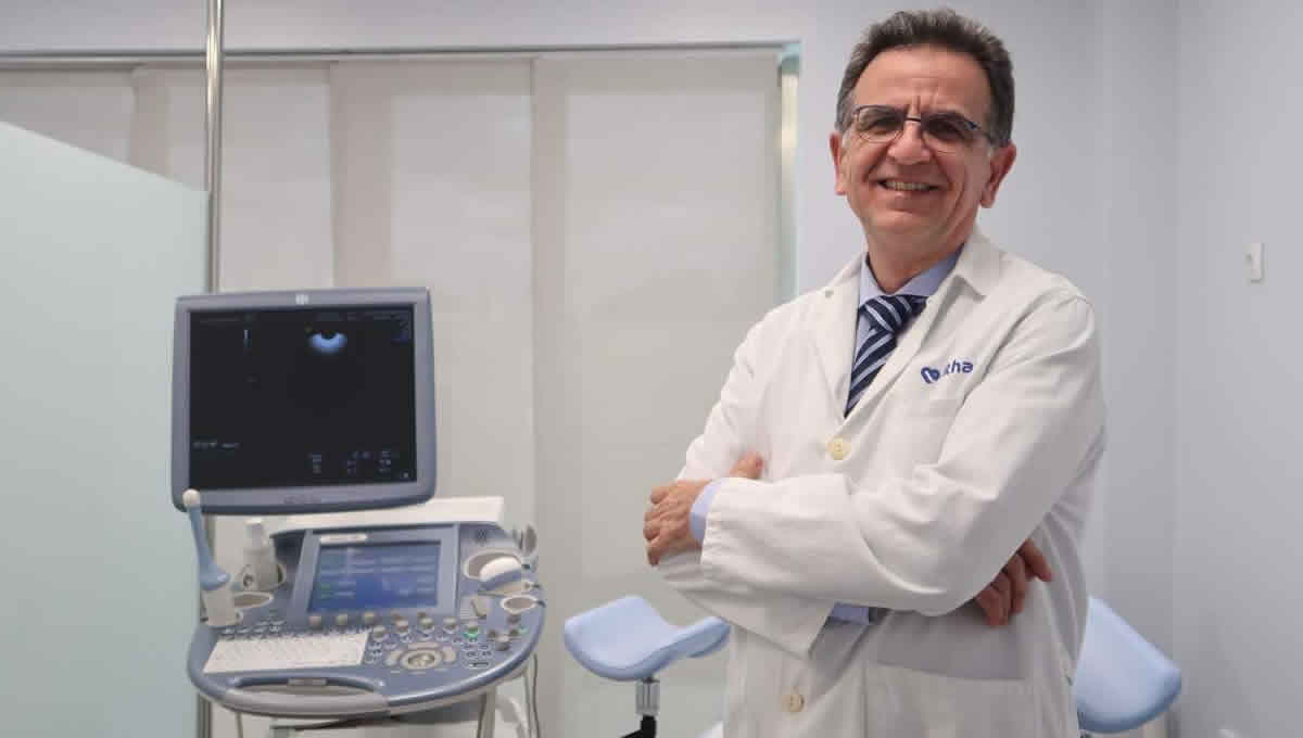 El Dr. Luis Carlos García Lancha profundiza en la importancia de tratar los problemas físicos tras dar a luz (Foto. Vithas)