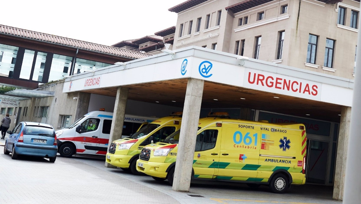 Ambulancias en el Hospital de Valdecilla. (EP)