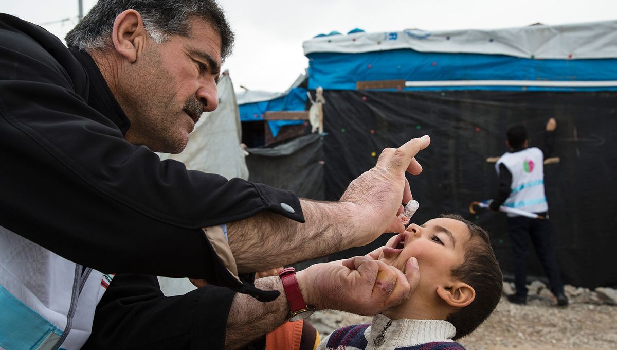 Un niño recibe la vacuna frente a la polio en una campaña de inmunización a los desplazados de Irak (Foto. Sebastian Mayer / OMS Irak)