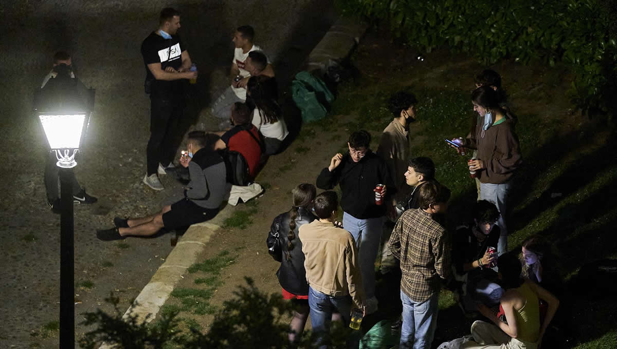  Varios jóvenes se concentran en el Parque de las Vistillas (Foto: Europa Press)