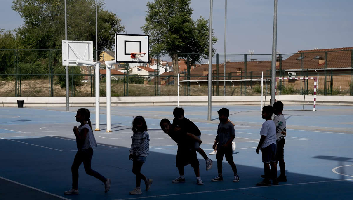 Varios niños en el patio de un colegio madrileño, Madrid activa el plan de calor (Foto: Europa Press)