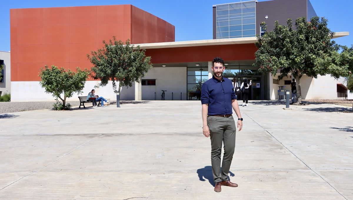 Pablo Román, a la entrada de la Facultad de Ciencias de la Salud de la Universidad de Almería (FOTO: UAL)