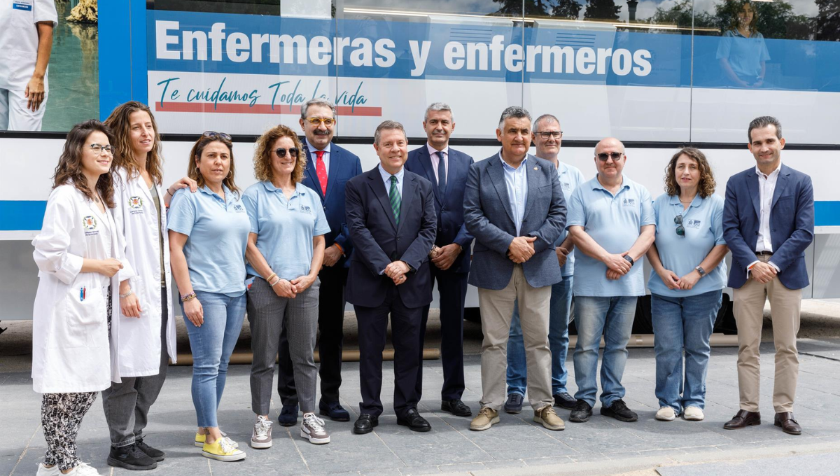 El presidente de Castilla La Mancha, Emiliano García Page, durante su visita al tráiler de la 'Ruta Enfermera'. (EP)