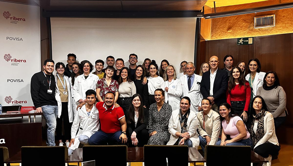Foto de familia de los MIR que terminan su formación y los que se incorporan al hospital Ribera Povisa (Foto: Ribera Salud Hospital Povisa)