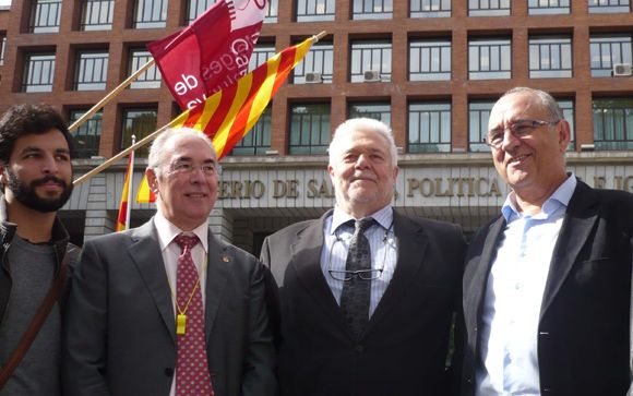 De izquierda a derecha: V. Expósito (portavoz del Consejo de Estudiantes), F. Miralles (Secretario General de CESM); A. Tomàs (Presidente de CESM), J.J. Rodríguez Sendín (Presidente de la OMC), todos representantes de organismos pertenecientes al Foro de 
