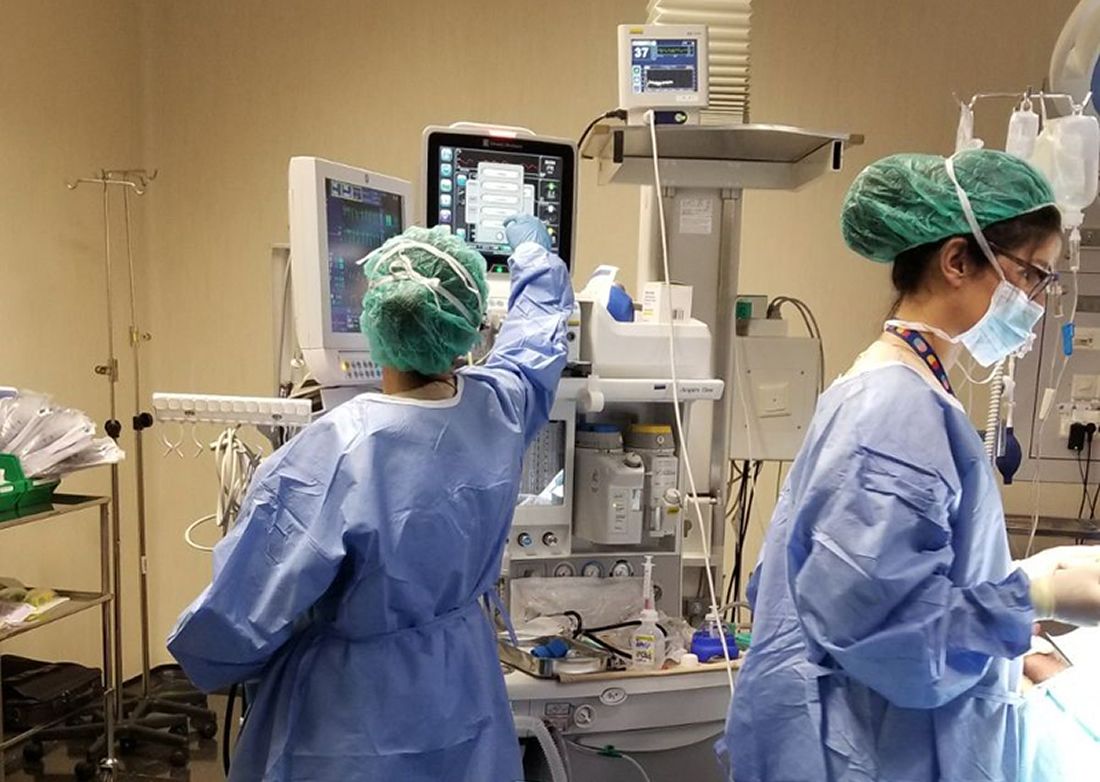 Profesionales de Valdecilla durante la intervención quirúrgica con el nuevo monitor hemodinámico