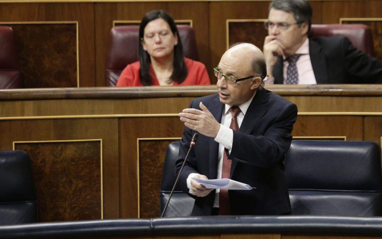 Cristóbal Montoro, ministro de Hacienda y Función Pública, interviniendo en el Congreso.