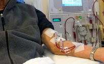 La administración de hierro intravenoso es común en los pacientes en diálisis, ya que la anemia es una de las complicaciones médicas más frecuentes en las personas con enfermedad renal crónica.