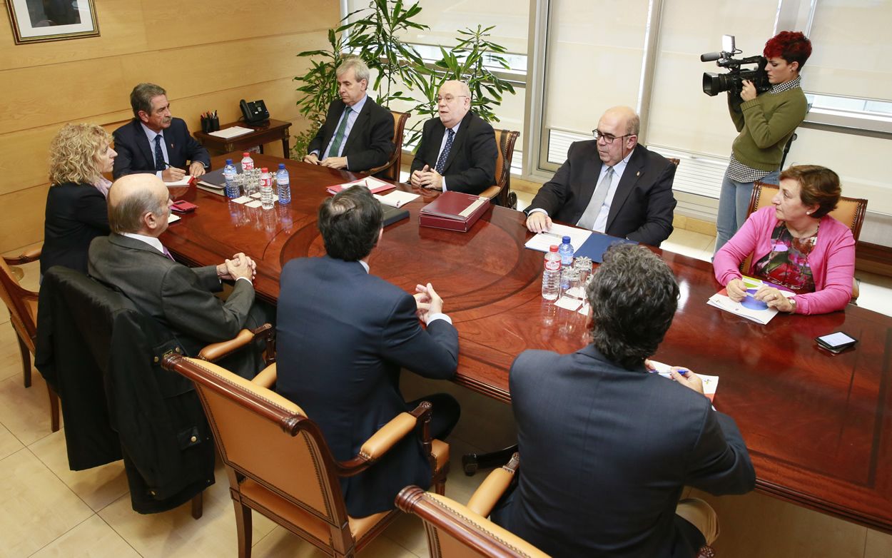 El Consejo de Gobierno de Cantabria, durante la reunión que ha aprobado el proyecto de presupuestos para 2018.