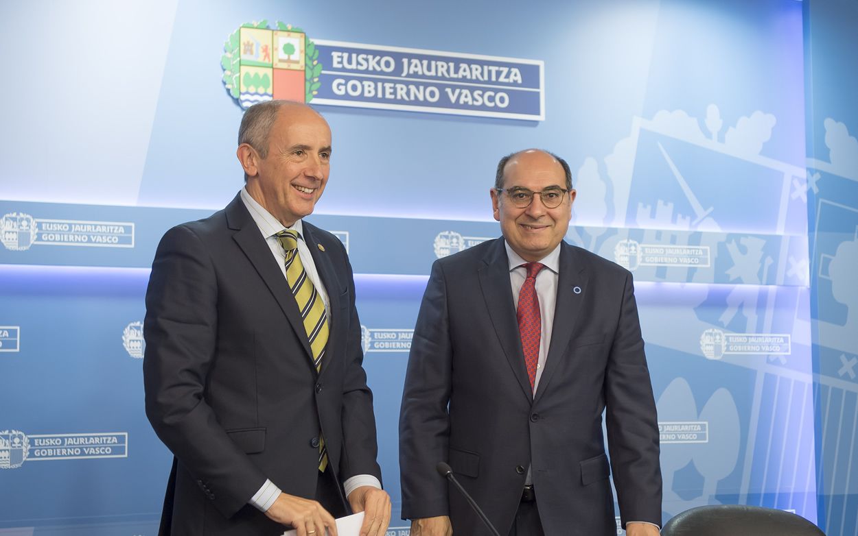 El consejero de Salud vasco, Jon Darpón, a la derecha junto a Josu Erkoreka, portavoz del Gobierno vasco.