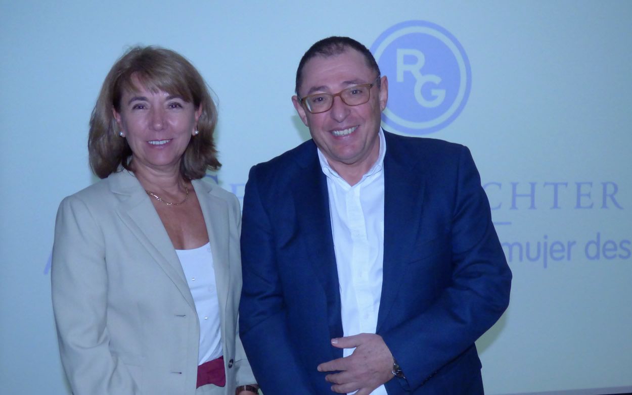 La doctora María Jesús Cancelo y el doctor Santiago Palacios durante la presentación de Lenzetto (Gedeon Richter) este miércoles en Madrid