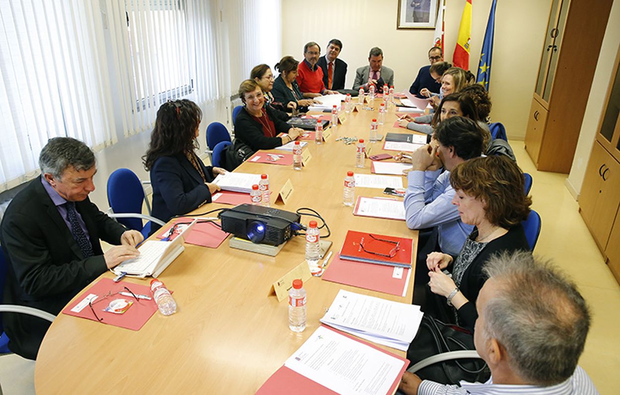 La consejera de Sanidad de Cantabria con los miembros de la Mesa Sectorial en la reunión en la que ha presentado los presupuestos